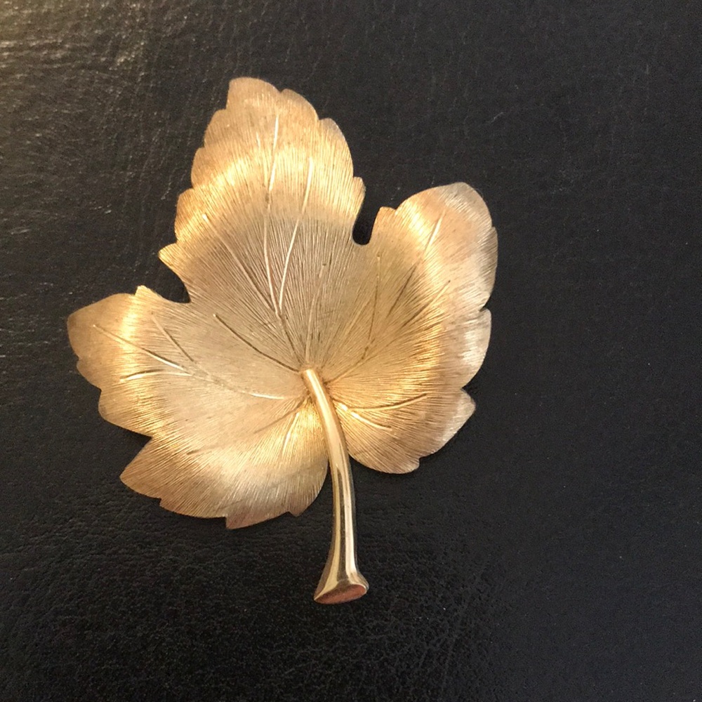 Vintage gold tone maple leaf pin